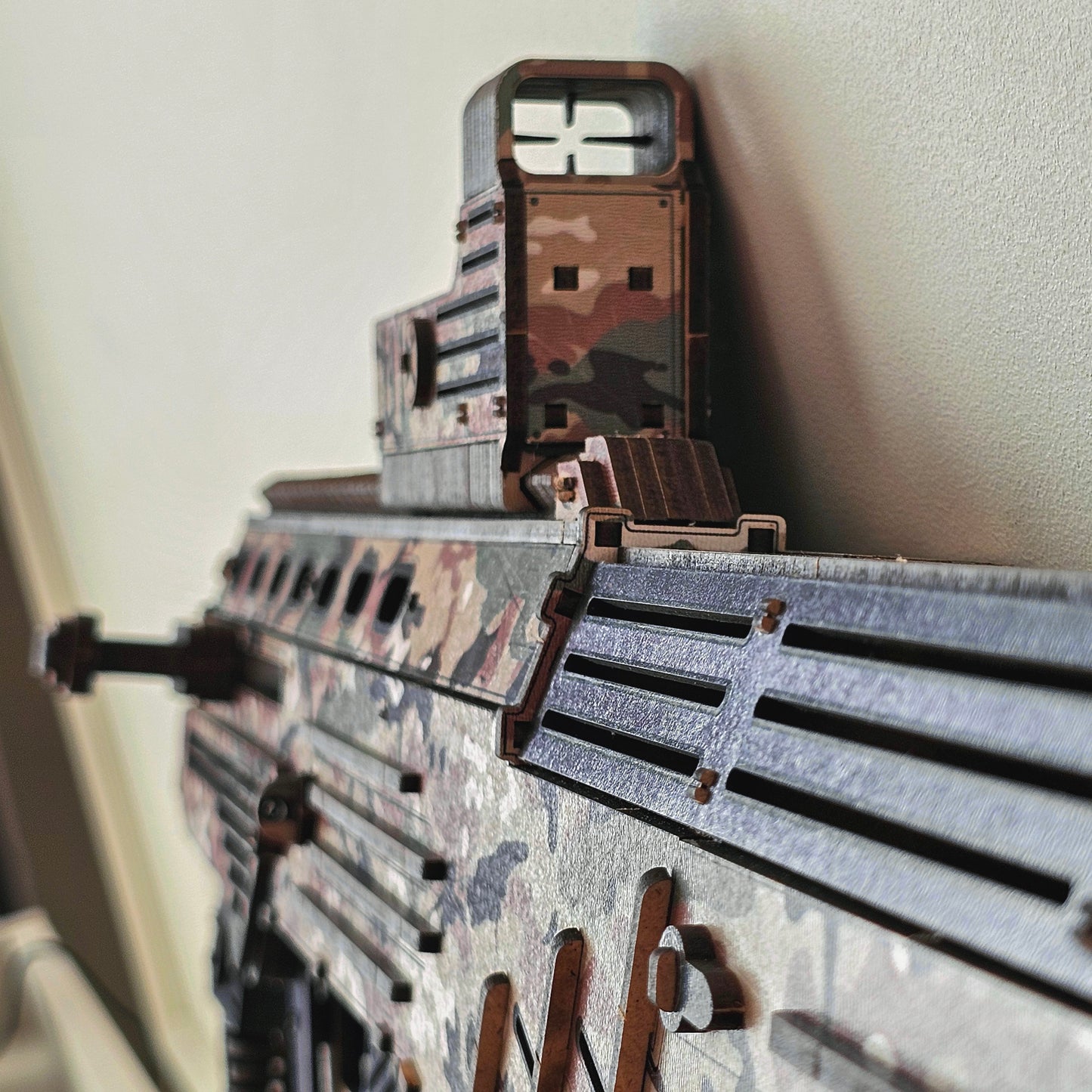 Drewniany 3D konstruktor „VULKAN-M – MALYUK” – karabin automatyczny (bullpup), 490 elementów, 70 cm