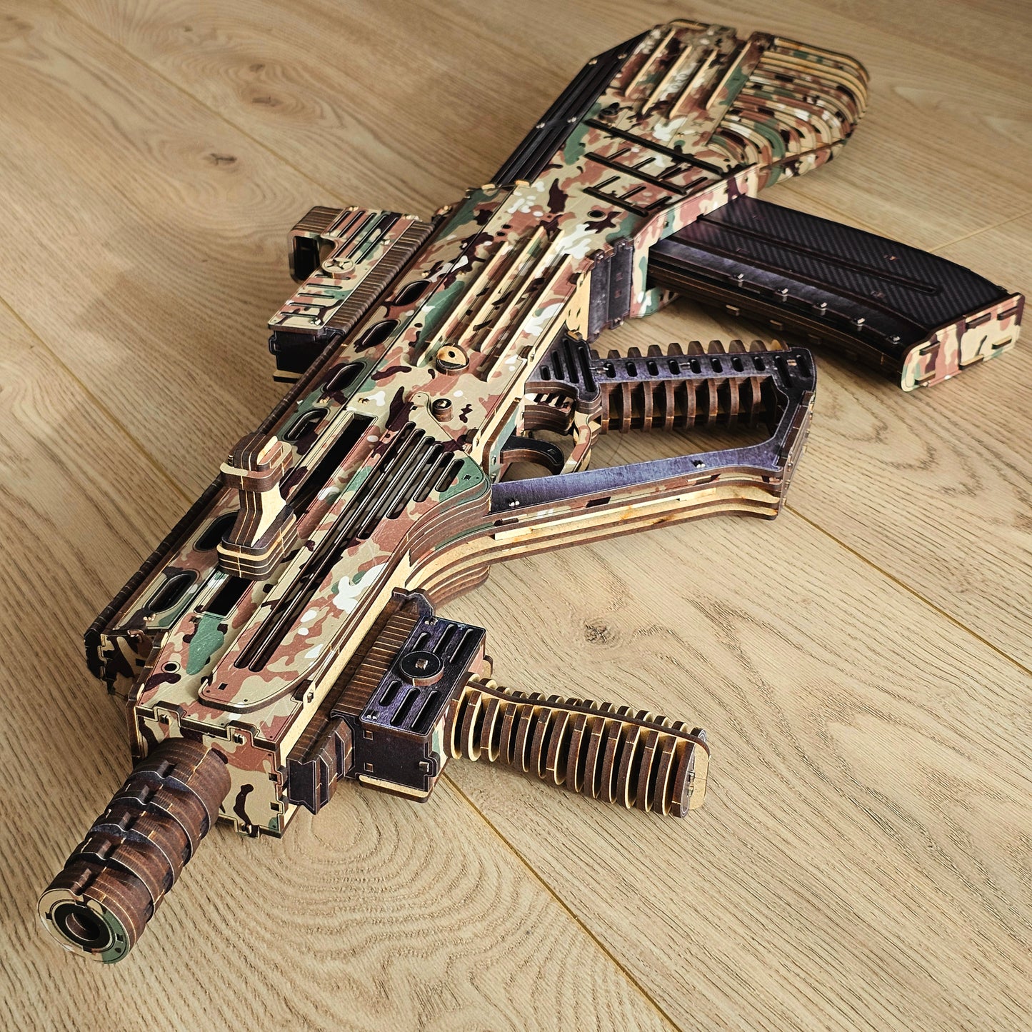 Drewniany 3D konstruktor „VULKAN-M – MALYUK” – karabin automatyczny (bullpup), 490 elementów, 70 cm