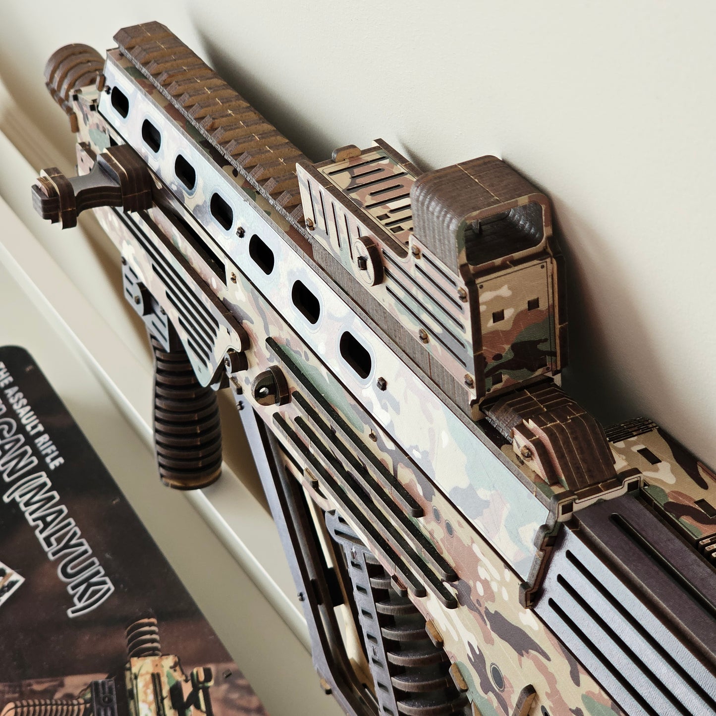 Drewniany 3D konstruktor „VULKAN-M – MALYUK” – karabin automatyczny (bullpup), 490 elementów, 70 cm