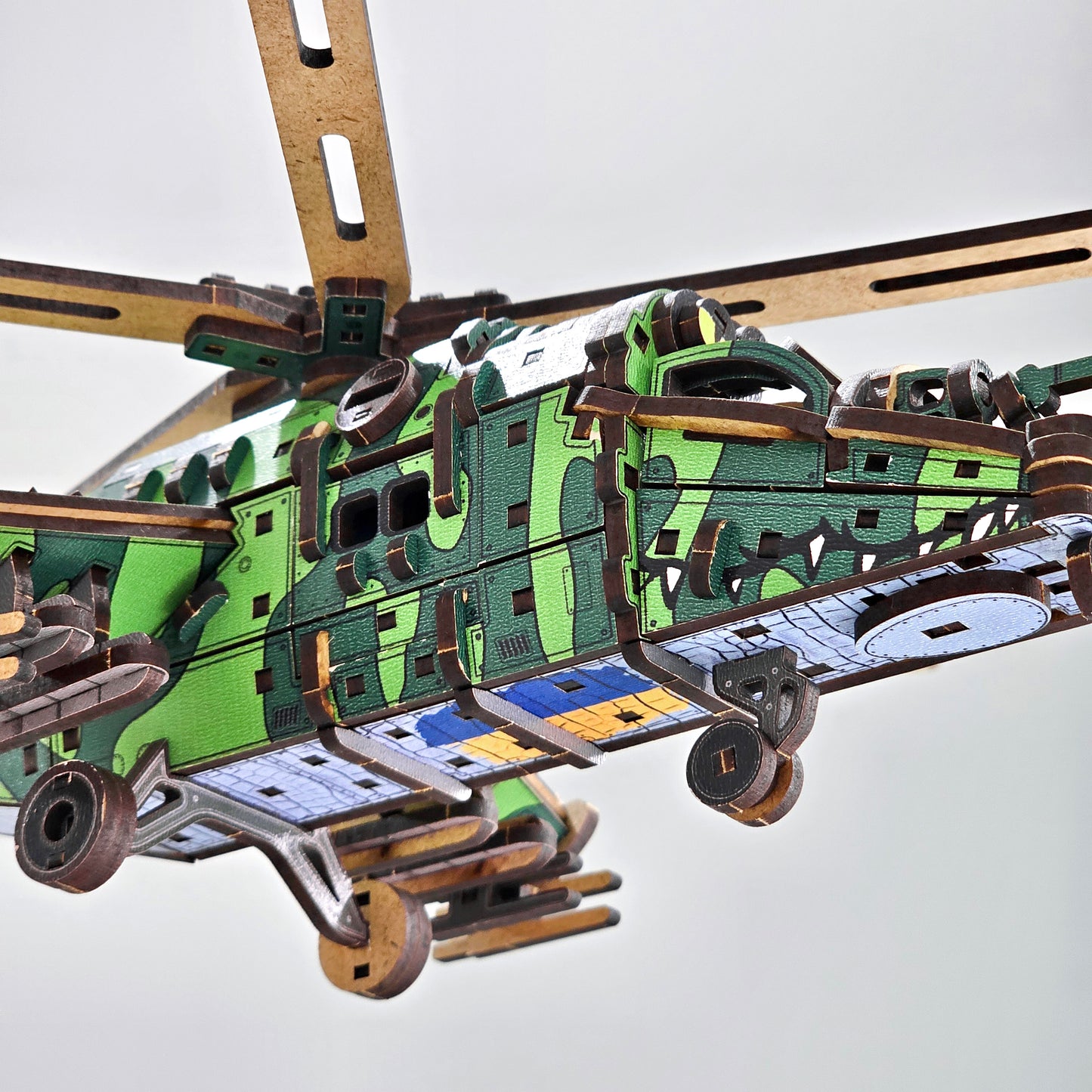 Drewniany 3D Konstruktor Śmigłowiec „MI-24 KROKODYL”” – 256 części, 41 cm (04308)