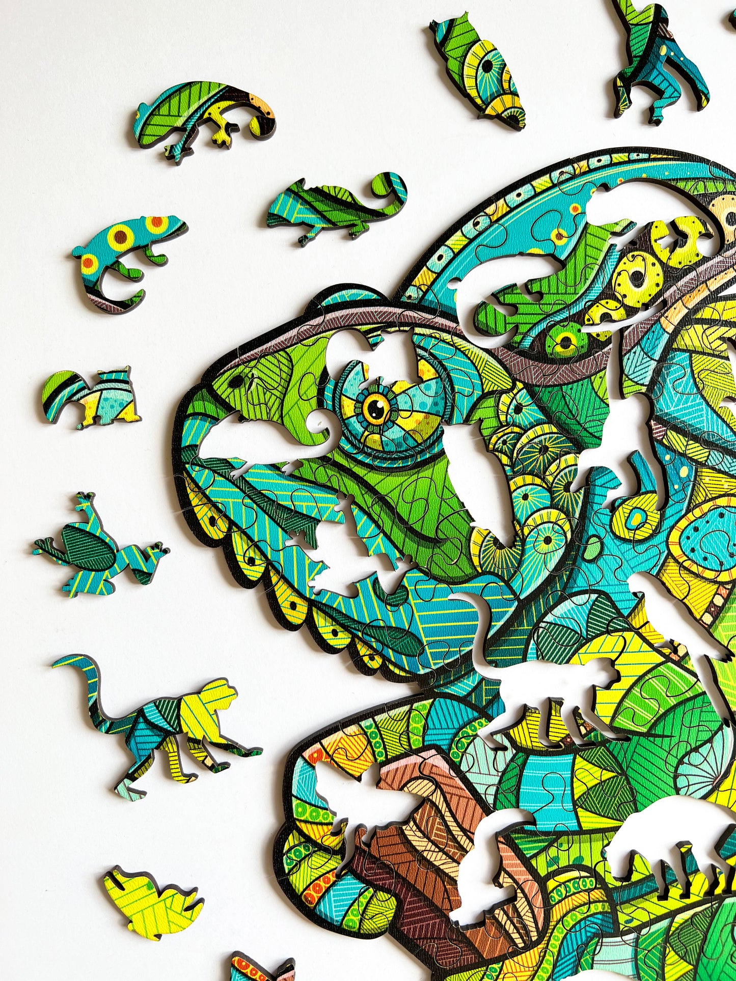 Drewniane Puzzle Figuralne – „KAMELEON”